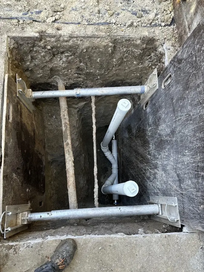 Experienced plumber completing Drain Cleaning work in Cuba